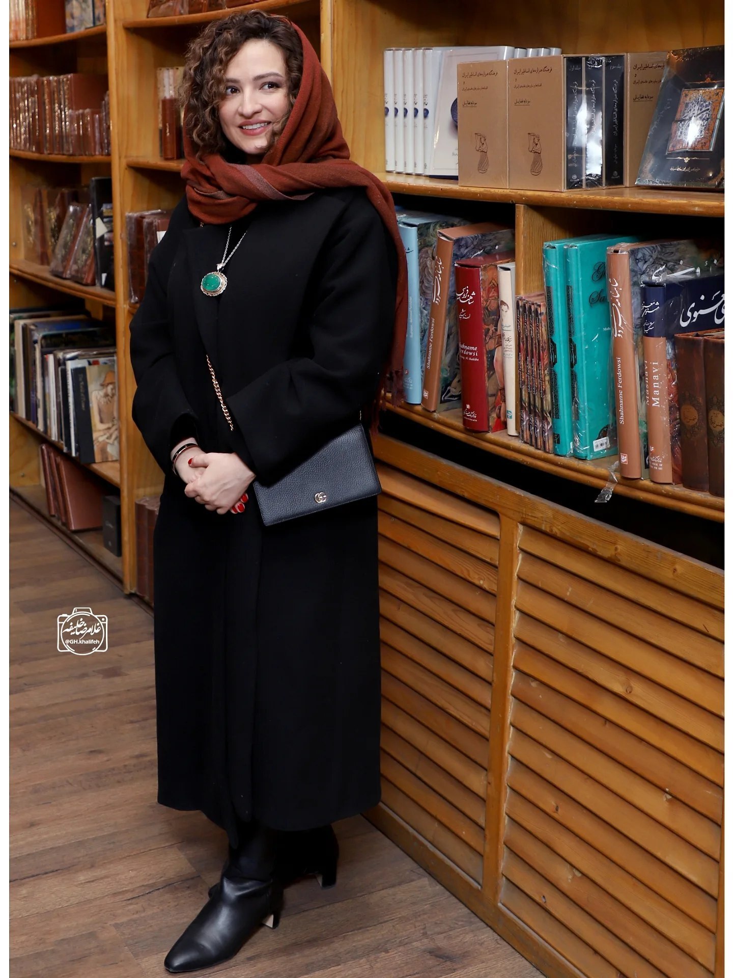 (عکس) گلاره عباسی با استایل خاص و گردنبند زمردین در رونمایی از کتاب شبنم مقدمی