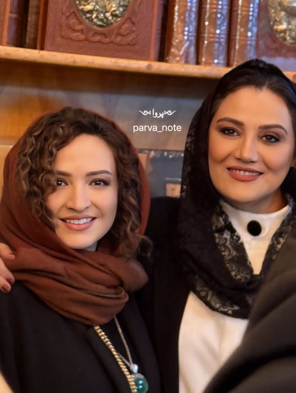 (عکس) گلاره عباسی با استایل خاص و گردنبند زمردین در رونمایی از کتاب شبنم مقدمی