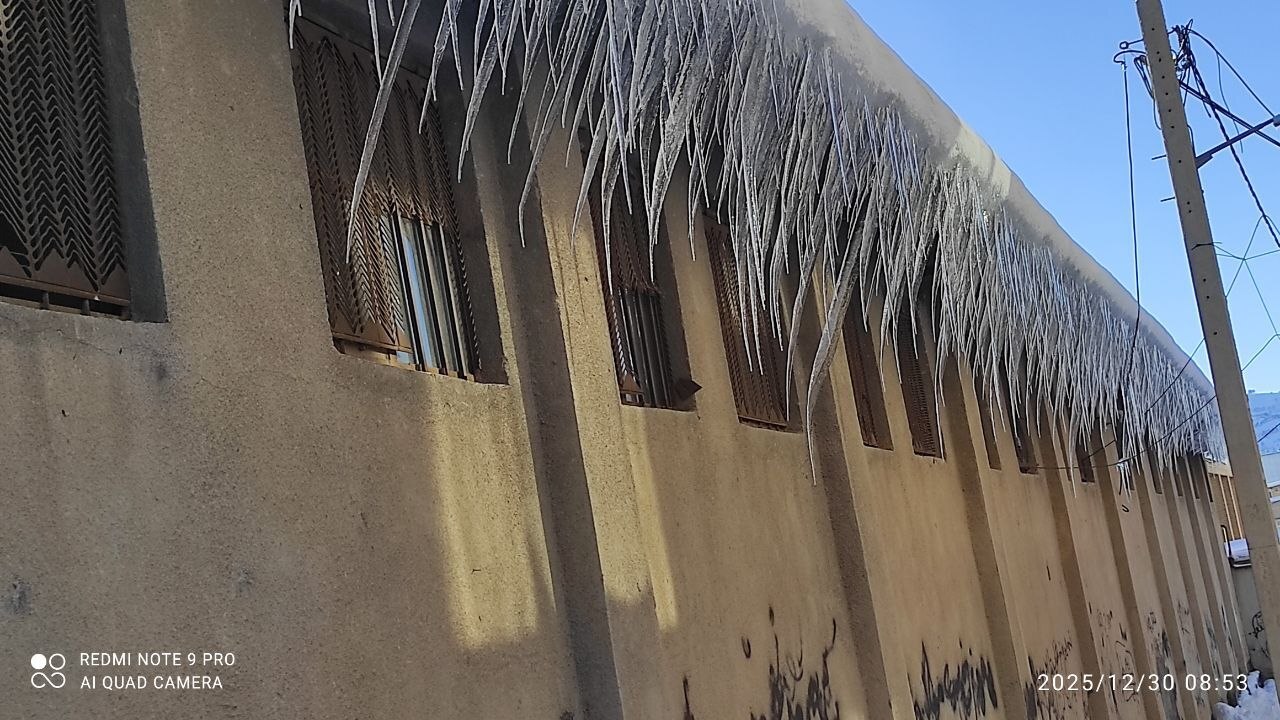 تصویری از قندیل‌های یخی در بانه