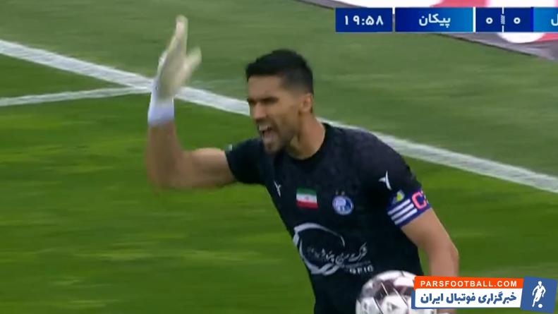 خود زنی سید حسین حسینی گلر استقلال در دیدار برابر پیکان به خاطر عملکرد بد مدافعانش