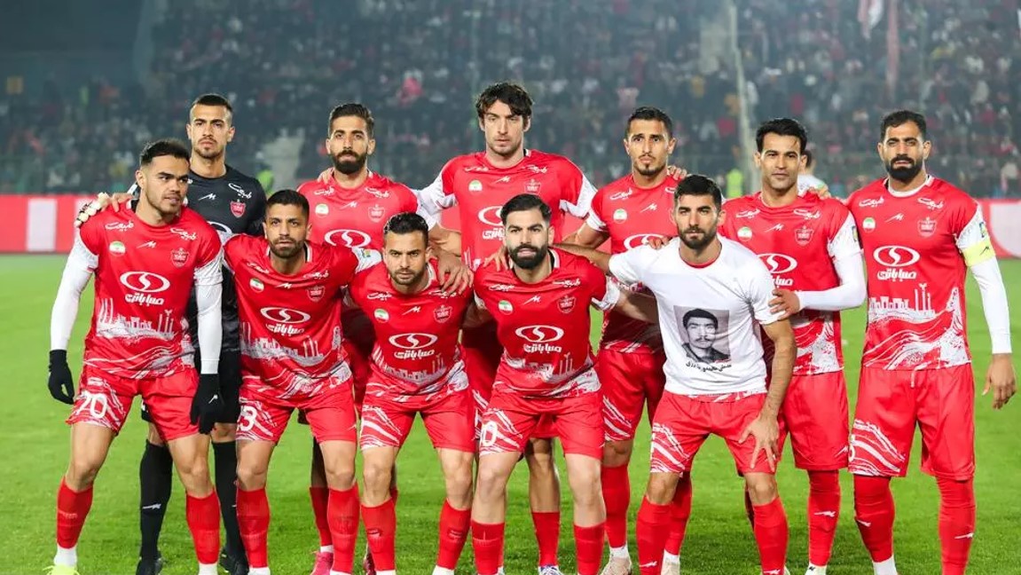 عکس تیمی بازیکنان پرسپولیس با عیسی آل کثیر، یاسین سلمانی، میلاد سرلک و فرشاد فرجی