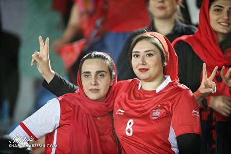 اقدام تماشایی زنان پرسپولیس در ورزشگاه/عکس