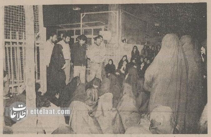 ۴۰۰ دختر دانشجو شب در پیاده‌رو خوابیدند! +عکس و گزارش
