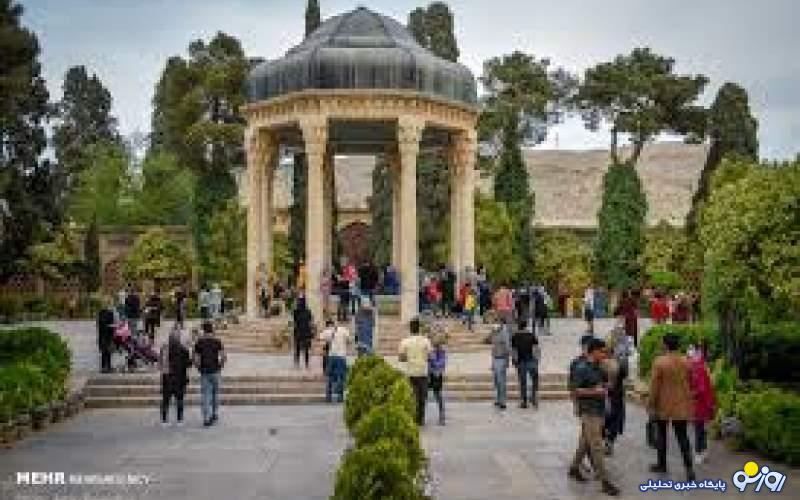 حرکت شاد گروهی از زنان و مردان در حافظیه