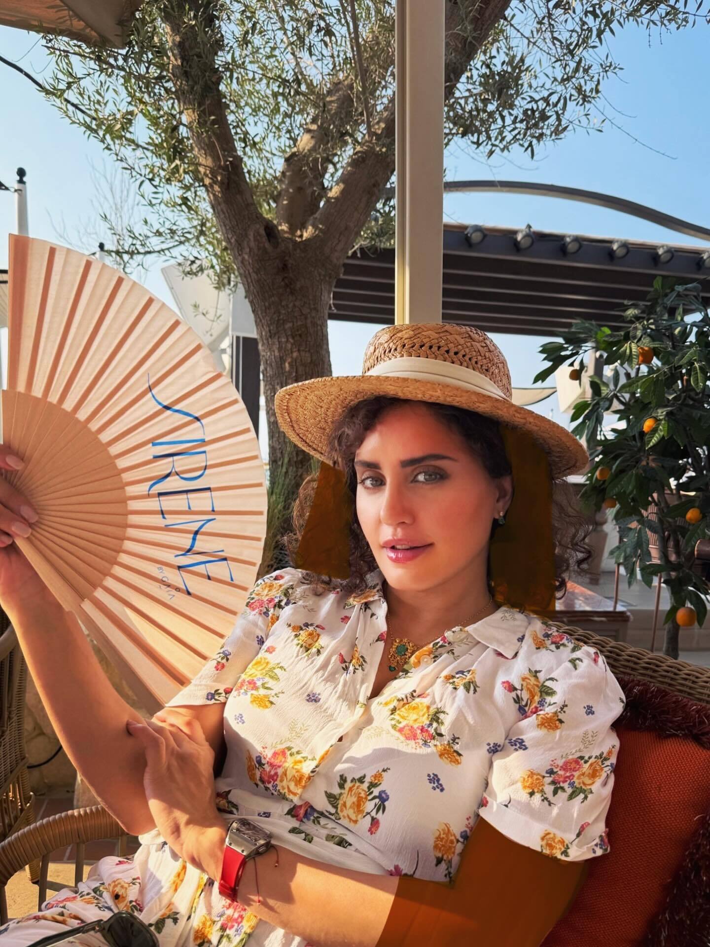 الناز شاکردوست با تیپ ساحلی و کلاه انگلیسی