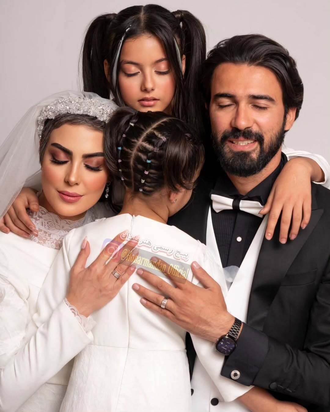 بازیگر سریال گاندو با لباس عروس در کنار دو فرزند خواندهاش بازیگر سریال گاندو با لباس عروس در کنار دو فرزند خواندهاش