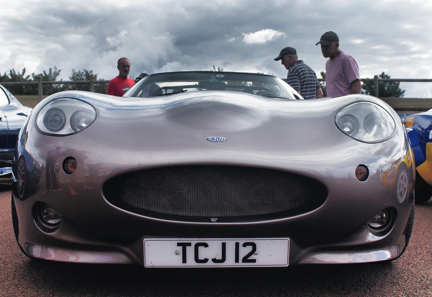 تصویری از خودروی اسپرت کمیاب رونآرت لایتنینگ (Ronart Lightning) مدل ۲۰۰۳ با طراحی کلاسیک و مدرن، که تنها ۶ دستگاه از آن توسط شرکت بریتانیایی رونآرت و با طراحی گوردون موری ساخته شده است.