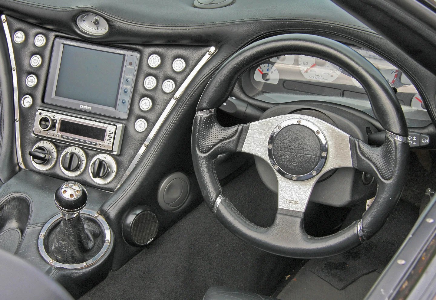 تصویری از خودروی اسپرت کمیاب رونآرت لایتنینگ (Ronart Lightning) مدل ۲۰۰۳ با طراحی کلاسیک و مدرن، که تنها ۶ دستگاه از آن توسط شرکت بریتانیایی رونآرت و با طراحی گوردون موری ساخته شده است.