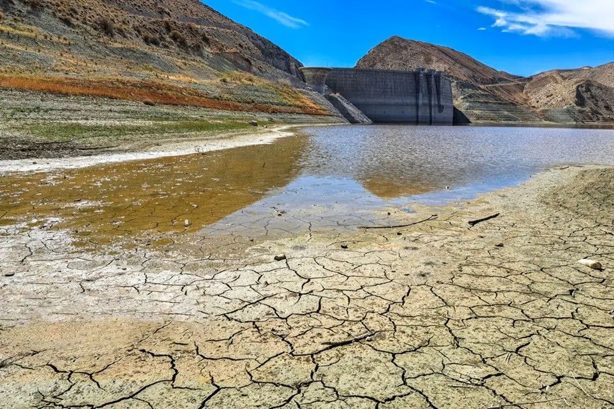 سخنگوی صنعت آب: حجم فعلی ذخایر سدهای تهران برای عبور ایمن از ماههای پیشرو، کافی نیست/ در بیشتر نواحی کشور با کمبارشی شدید و در پایتخت تقریباً با بیبارشی مواجه شدهایم/ ناچار هستیم ۱۰ درصد بیش از گذشته مدیریت مصرف را اعمال کنیم/ در صورت عدم تحقق اهداف تعیین شده در زمینه، شاهد محدودیتهای بیشتر در توزیع آب خواهیم بود سخنگوی صنعت آب: حجم فعلی ذخایر سدهای تهران برای عبور ایمن از ماههای پیشرو، کافی نیست/ در بیشتر نواحی کشور با کمبارشی شدید و در پایتخت تقریباً با بیبارشی مواجه شدهایم/ ناچار هستیم ۱۰ درصد بیش از گذشته مدیریت مصرف را اعمال کنیم/ در صورت عدم تحقق اهداف تعیین شده در زمینه، شاهد محدودیتهای بیشتر در توزیع آب خواهیم بود