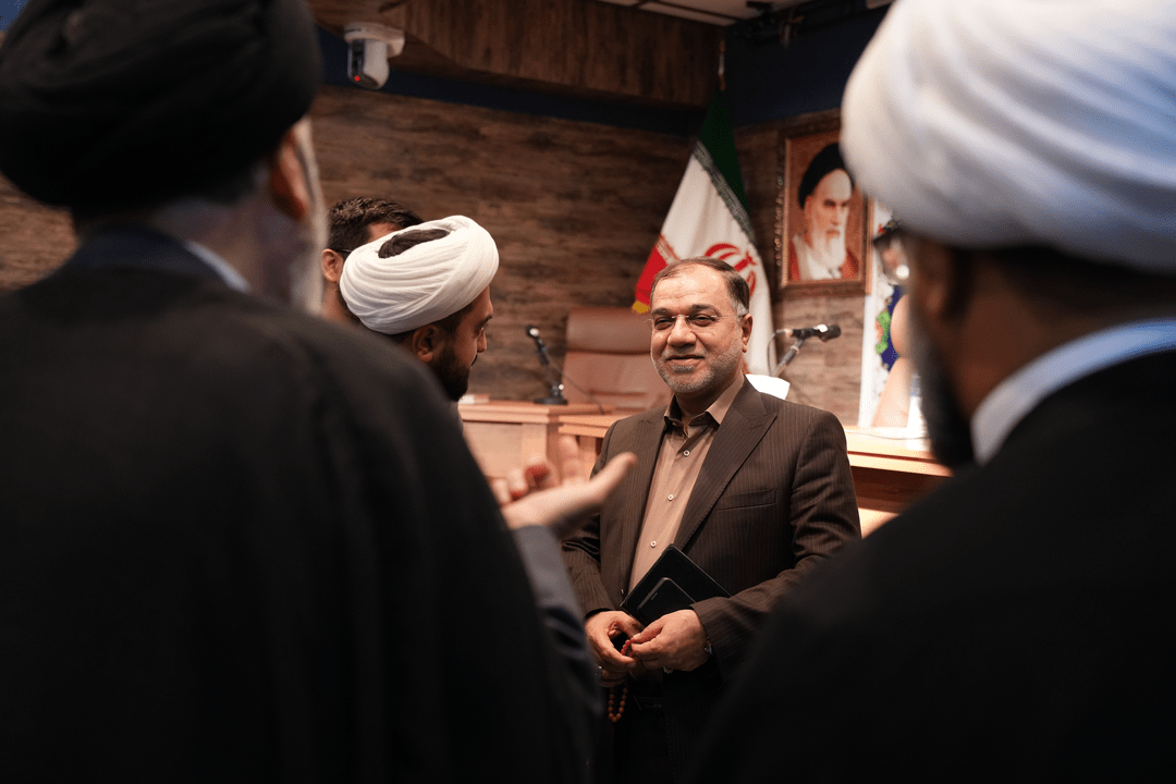 فضائلی، عضو دفتر حفظ و نشر آثار رهبر انقلاب: هرگونه مذاکره با آمریکا منوط به تغییر رفتار بنیادین آنها است / اولویت دادن به مذاکره در شرایط فعلی مردود است، با این حال، رهبر انقلاب در برخی مقاطع، با تحلیل دقیق شرایط، اجازه مذاکرات غیرمستقیم و محدود با آمریکا را صادر کرده‌اند / رهبر انقلاب چارچوب‌ها و خطوط قرمز اصلی را مشخص می‌کنند و جزئیات مذاکرات به تیم مذاکره‌کننده واگذار می‌شود