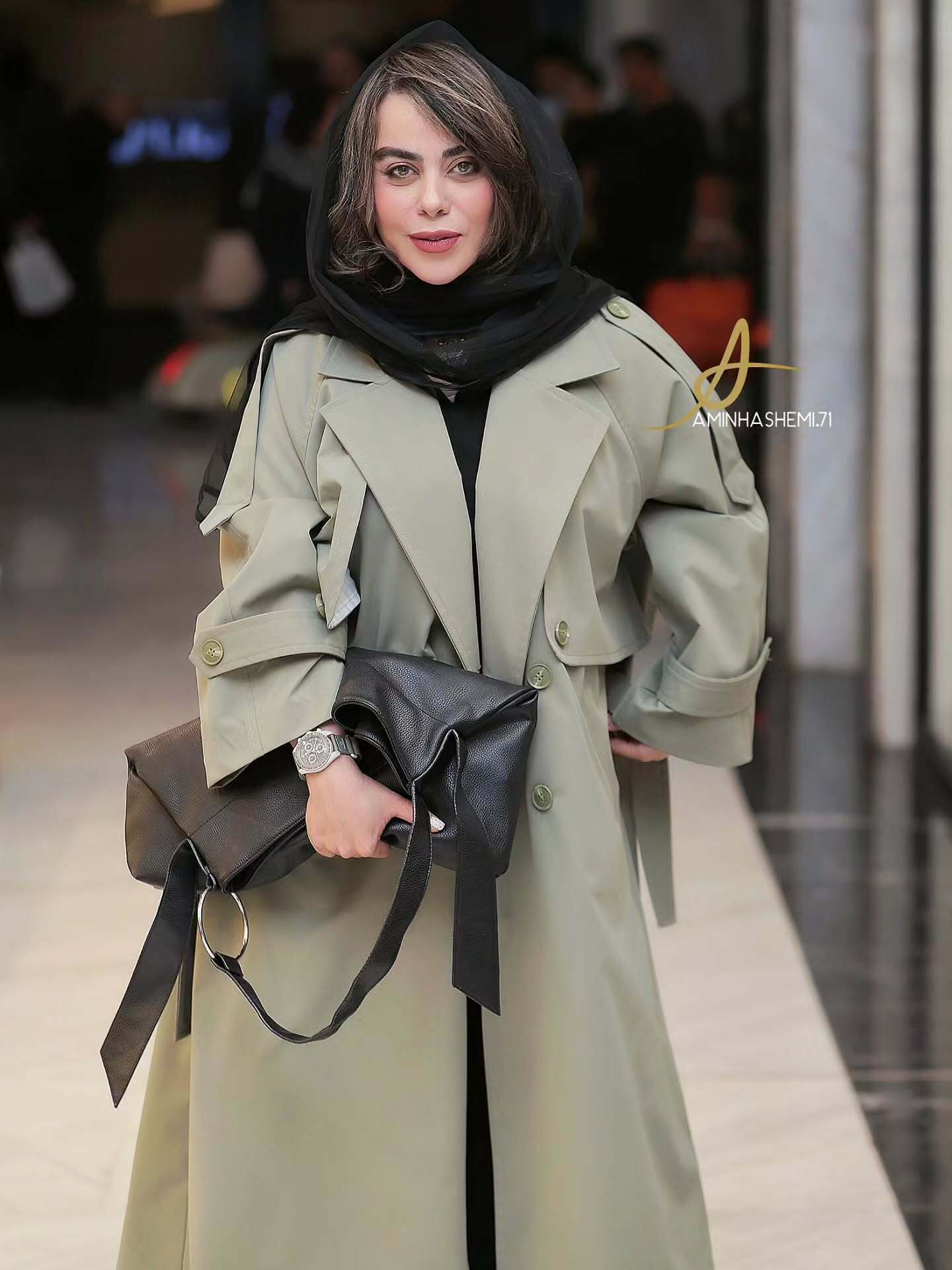 الهام اخوان با بارانی و کیف برند