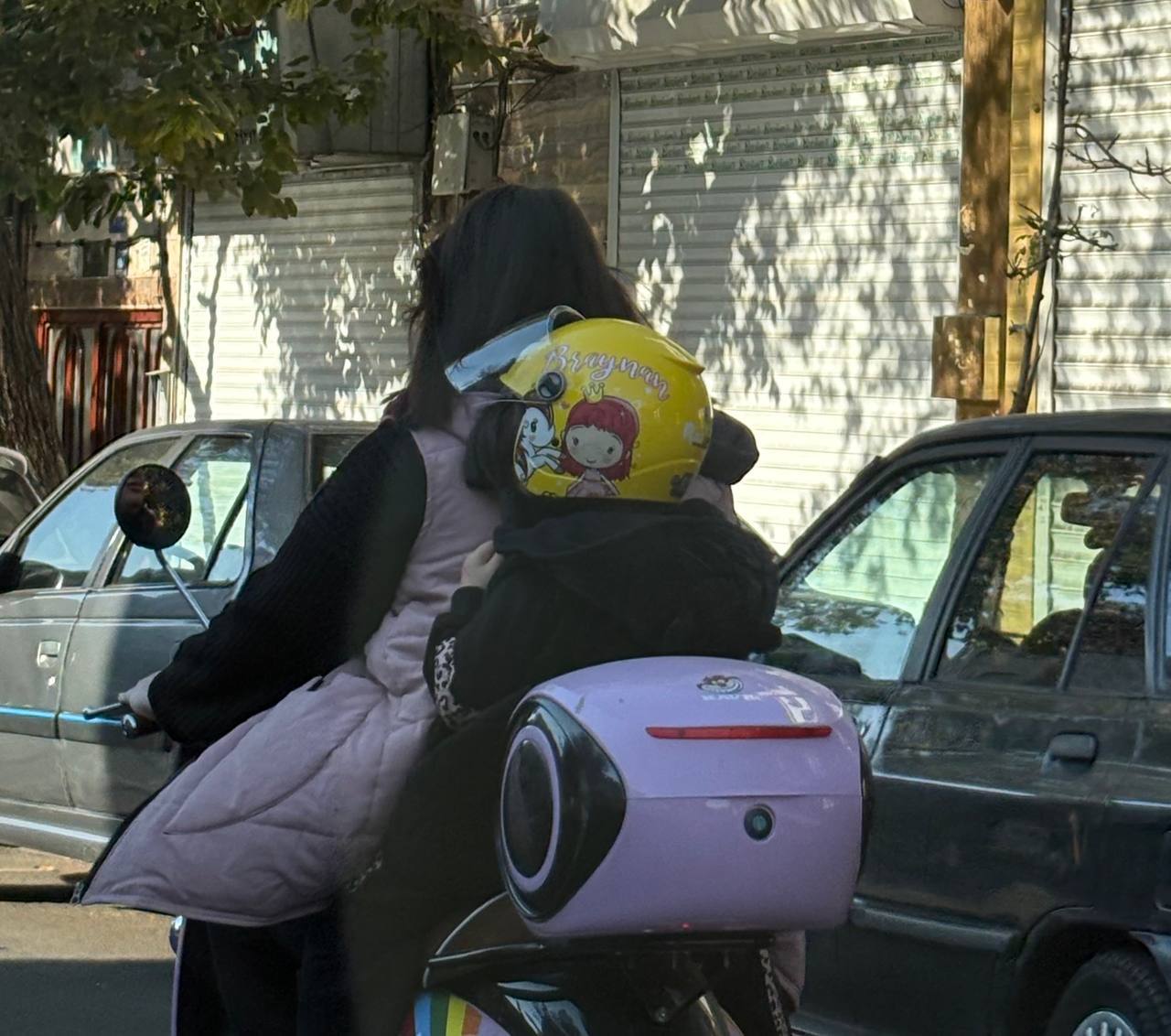 زن موتور سوار به همراه فرزندش زن موتور سوار به همراه فرزندش