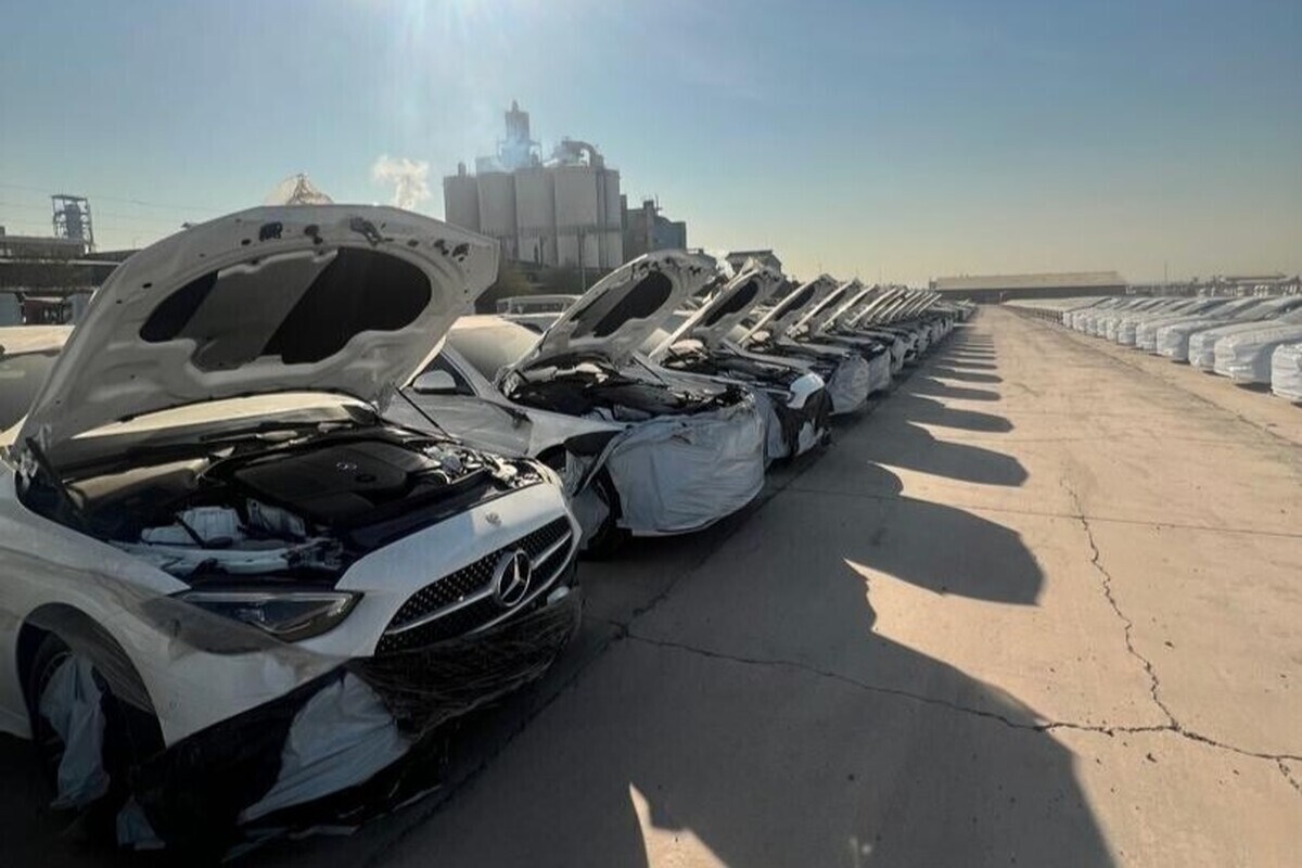 بزرگترین محموله بنز ایران‌خودرو به گمرک رسید