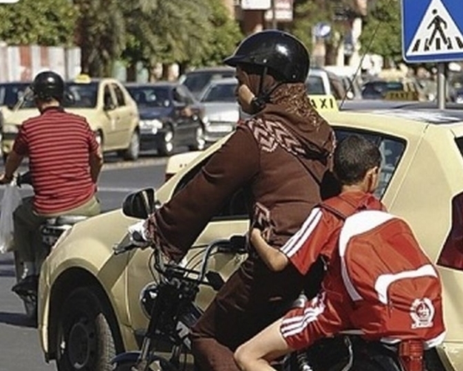 زنان موتورسوار به مدرسه رسیدند / ترک‌نشینی دانش‌آموزان روی خط ریسک