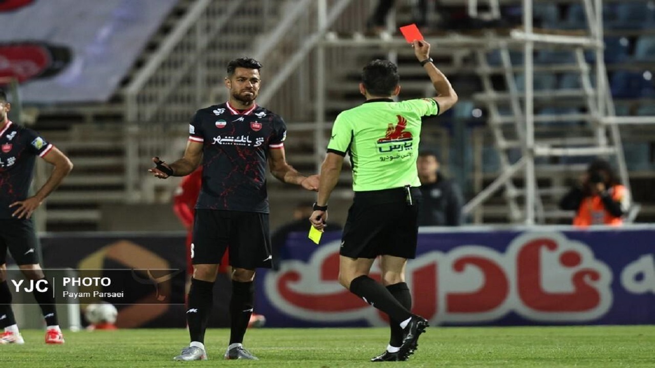 اخراج پورعلی گنجی صحیح بود/ وحید کاظمی زیاد با بازیکنان حرف میزند اخراج پورعلی گنجی صحیح بود/ وحید کاظمی زیاد با بازیکنان حرف میزند