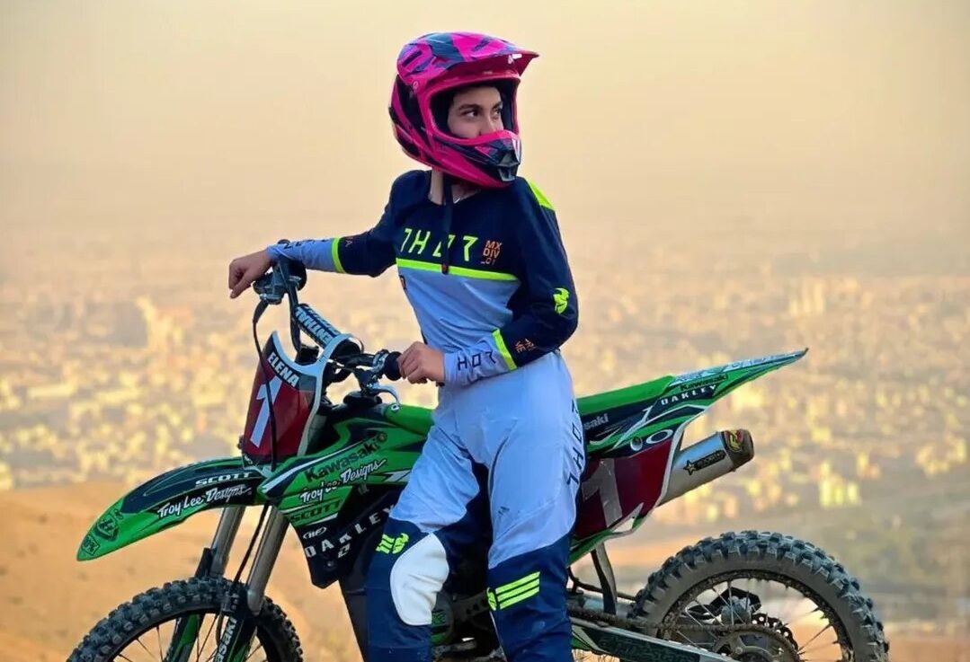 حضور بازیکن پرسپولیس در کنار النا معدنی‌پور/ جراحی النا جواب داد اما سطح هوشیاری تکان نخورد