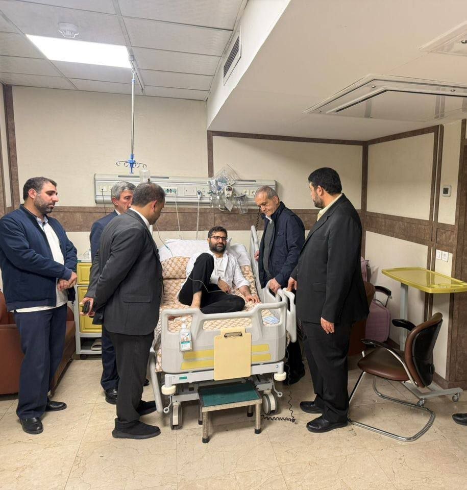 عیادت پزشکیان از سقاب اصفهانی عیادت پزشکیان از سقاب اصفهانی