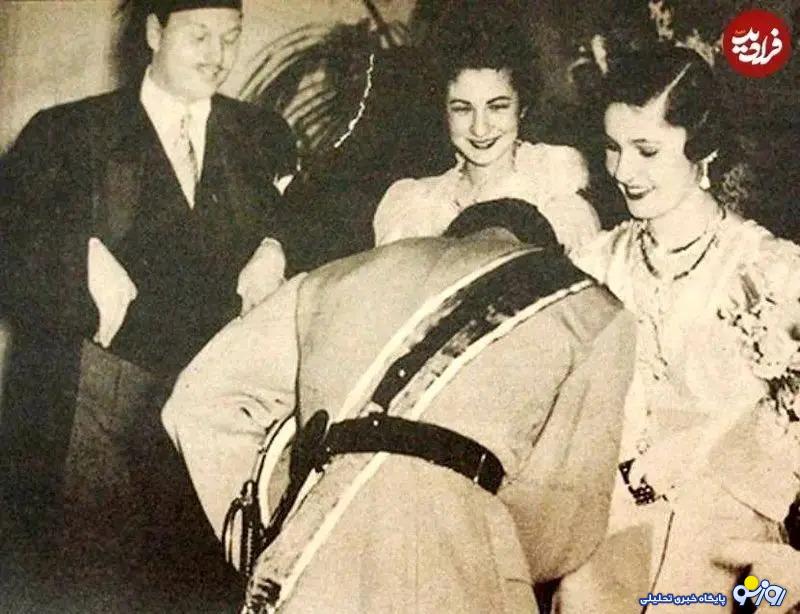 محمدرضا پهلوی در حال دست بوسی! محمدرضا پهلوی در حال دست بوسی!