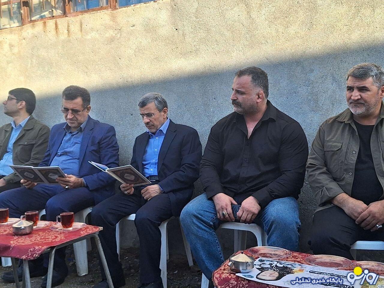 محمود احمدی‌نژاد در مراسم ختم خواهر رحیم مشایی